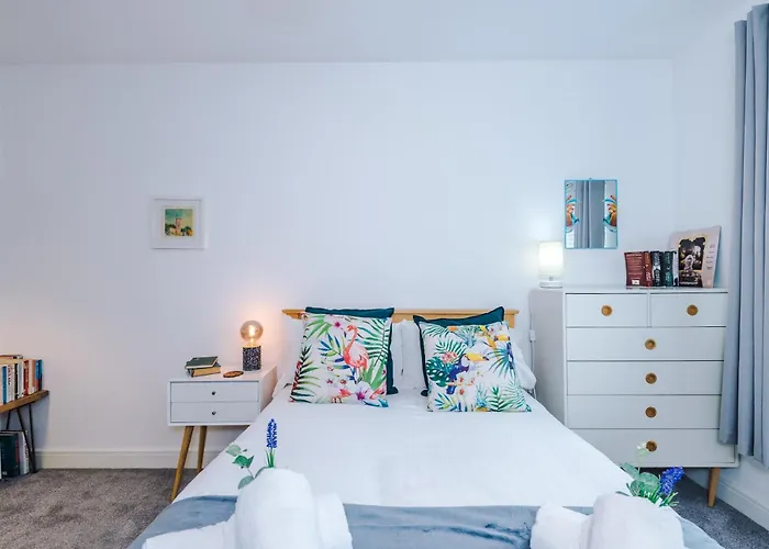 Tatil Evi Spacious & Bright 2-bed By 53 Degrees Property, Perfect For Couples With Parking & Garden Manchester