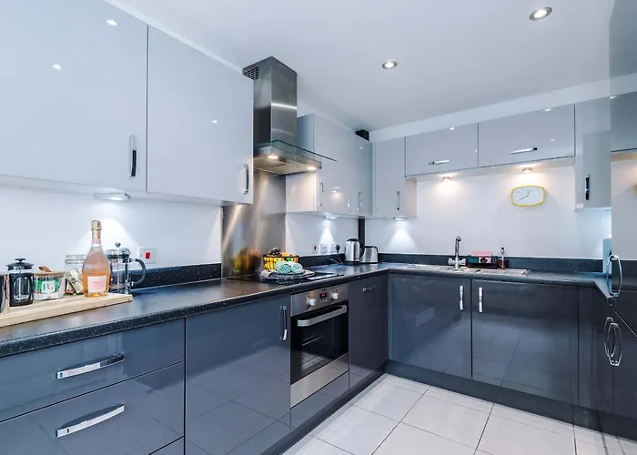 Tatil Evi Spacious & Bright 2-bed By 53 Degrees Property, Perfect For Couples With Parking & Garden