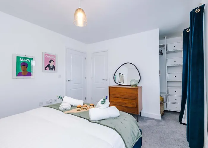 Tatil Evi Spacious & Bright 2-bed By 53 Degrees Property, Perfect For Couples With Parking & Garden *