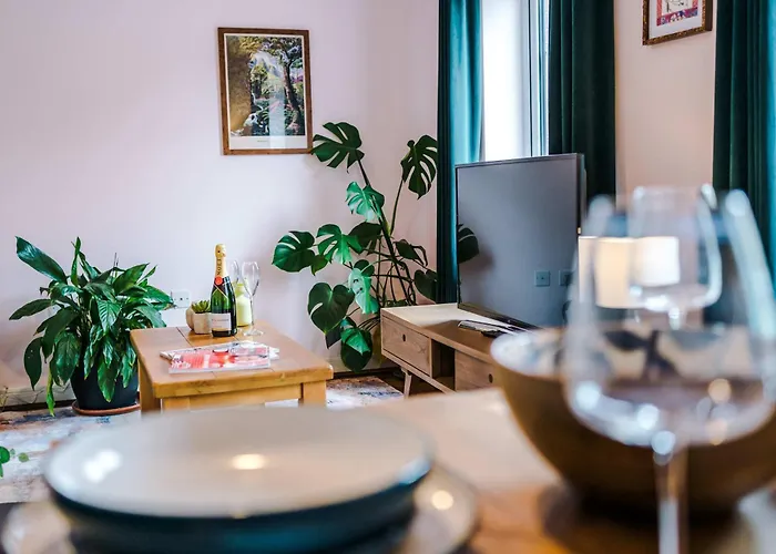 Tatil Evi Spacious & Bright 2-bed By 53 Degrees Property, Perfect For Couples With Parking & Garden Manchester