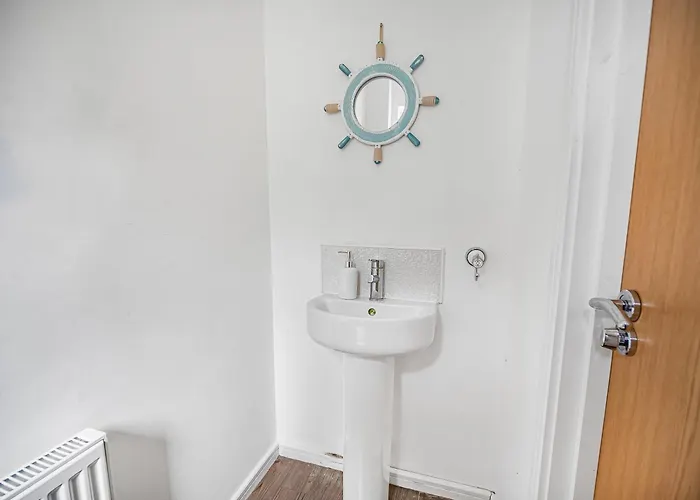 度假居 Chic Riverside Retreat Salford 4bd Free Parking *