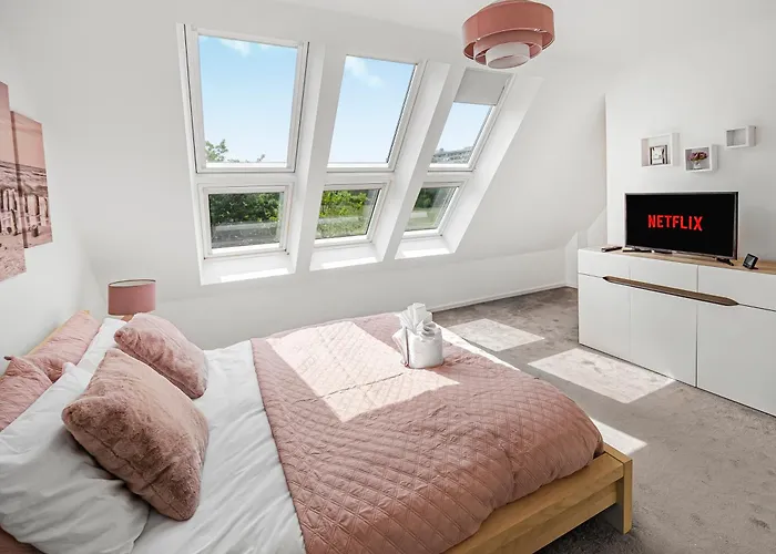 度假居 Chic Riverside Retreat Salford 4bd Free Parking *