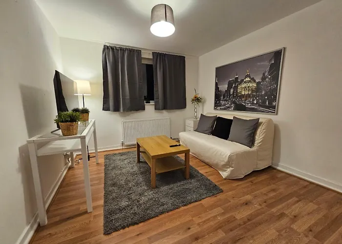 4 Bedroom Sleeps 11 Walk To Etihad Apartman *