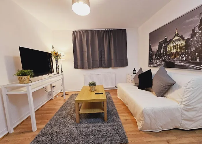 4 Bedroom Sleeps 11 Walk To Etihad Apartman *