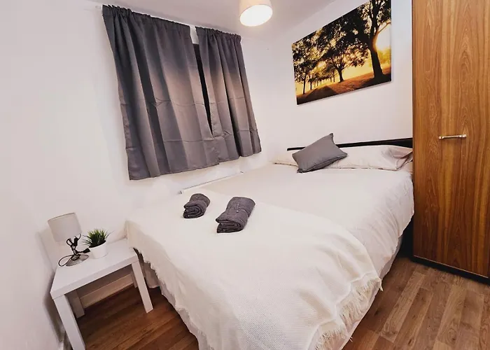 4 Bedroom Sleeps 11 Walk To Etihad *