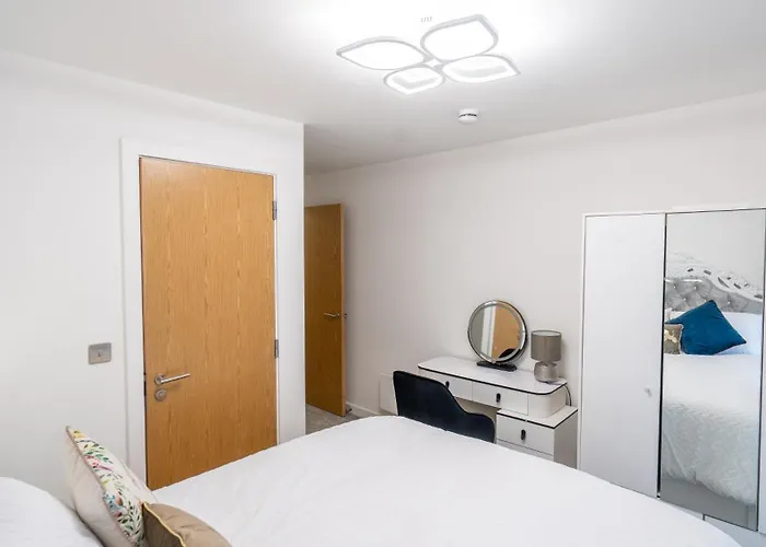 Mega7 Spacious 2bedroom Apartment, 2 Bathrooms, Balcony And Free Parking 맨체스터