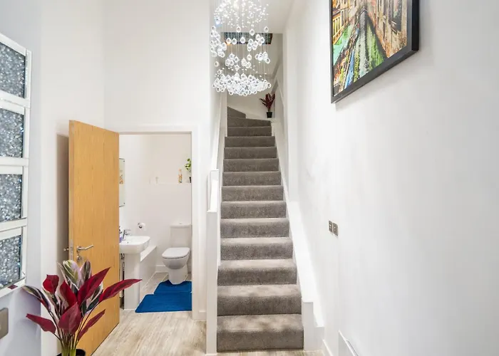 Mega7 Spacious 2bedroom Apartment, 2 Bathrooms, Balcony And Free Parking 빌라