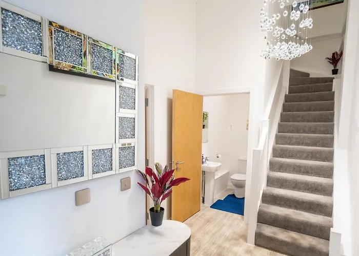 Mega7 Spacious 2bedroom Apartment, 2 Bathrooms, Balcony And Free Parking 맨체스터