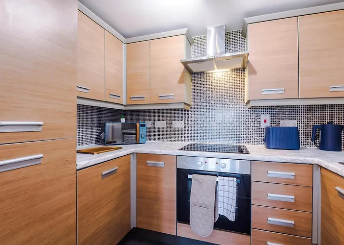 Comfort In Salford For 6 - Modern & Cosy 2-br Balcony Retreat By Parydise