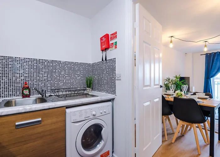 Apartment Comfort In Salford For 6 - Modern & Cosy 2-br Balcony Retreat By Parydise *