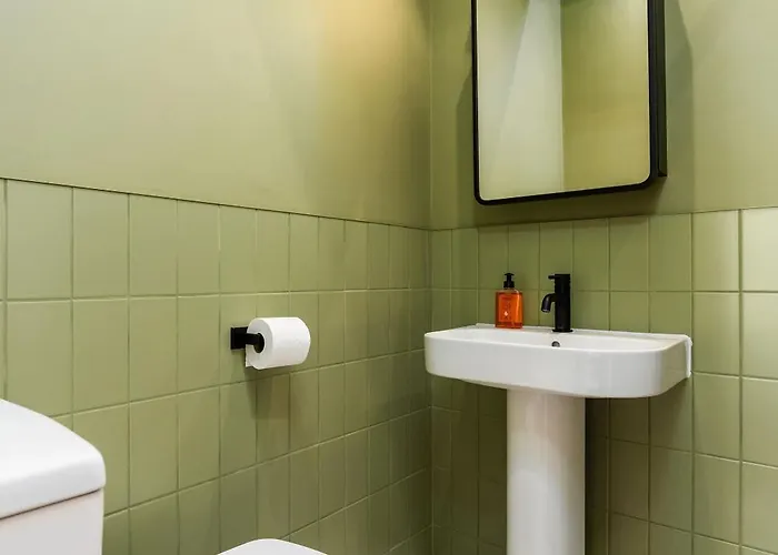 6-bedroom, 6-bathroom Contractor * Μάντσεστερ