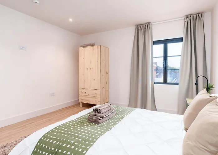 6-bedroom, 6-bathroom Contractor * Μάντσεστερ