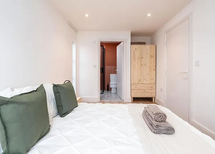 6-bedroom, 6-bathroom Contractor * Μάντσεστερ