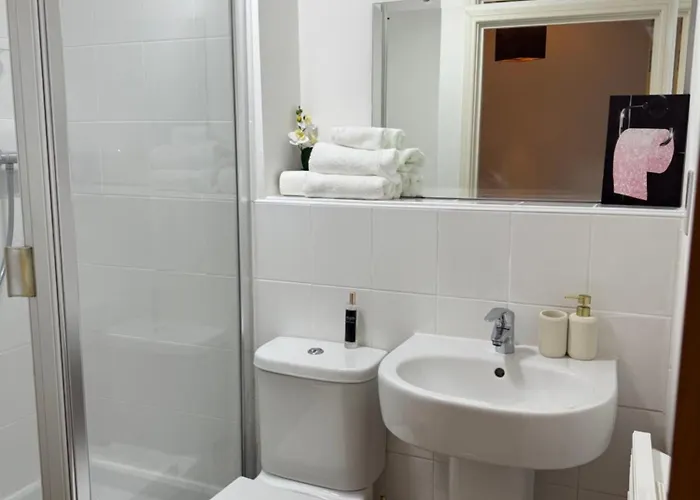 בית אירוח Cozy In A Shared Flat By Etihad And Coop Live Arena