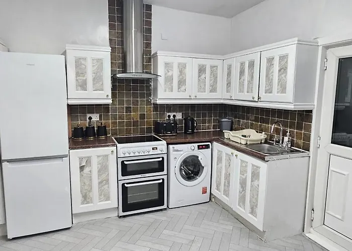 Дом отдыха Full With Free Parking In Moss Bank, Crumpsall, Манчестер