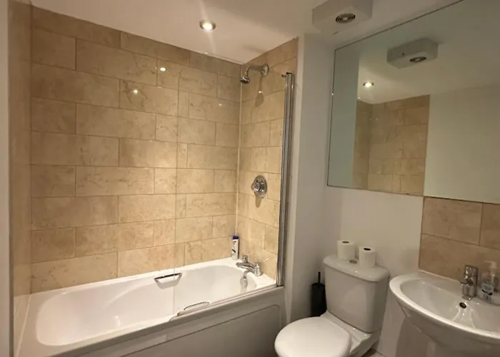 2 Bed Ensuite With Balcony And Free Onsite Secure Parking Apartamento Mánchester