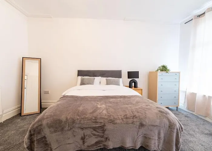 Luxury 1-bed Near Centre And North General Hospital Апартаменты