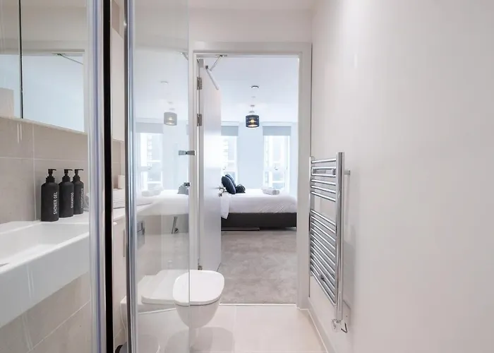 Stylish 2 Bdr By Torr Group Short Lets & Serviced With Free Wifi *