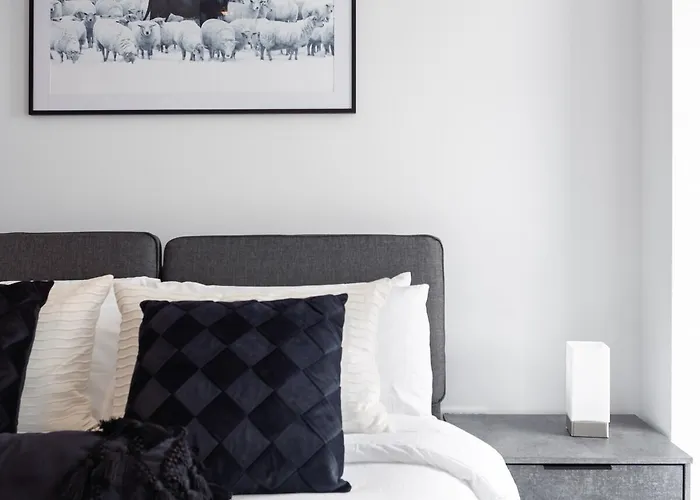 Stylish 2 Bdr By Torr Group Short Lets & Serviced With Free Wifi Manchester