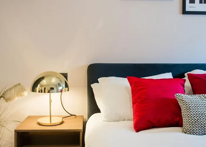 Stylish Escape - Walk To Chinatown 아파트