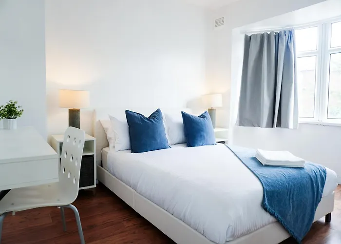 Spacious 3Br Weekend Getaway Home Near Etihad And Coop Live - Free Parking!