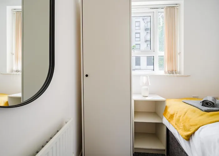 Stylish 4 Bedroom With Wifi, Free Parking And Close To Old Trafford