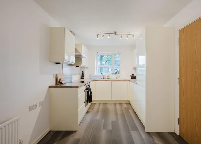 Stylish 4 Bedroom With Wifi, Free Parking And Close To Old Trafford Apartmán