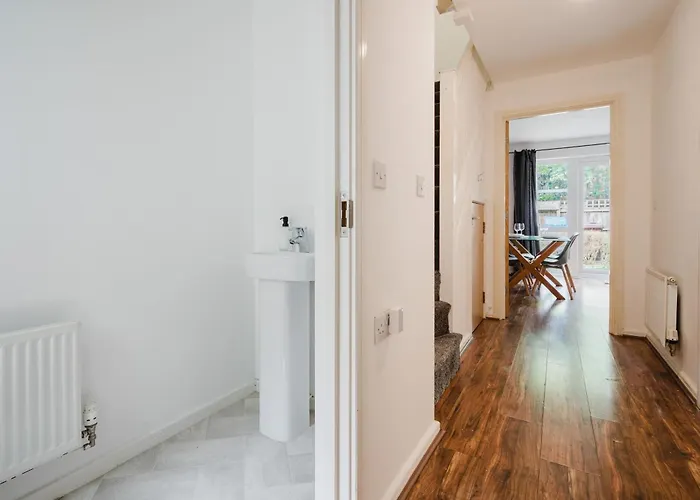 Stylish 4 Bedroom With Wifi, Free Parking And Close To Old Trafford *