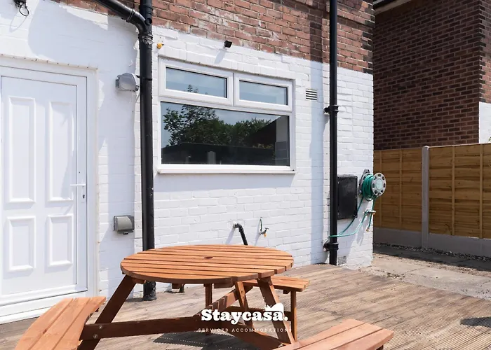 3-bedroom House W Free Parking, Near Man Airport! * Manchester