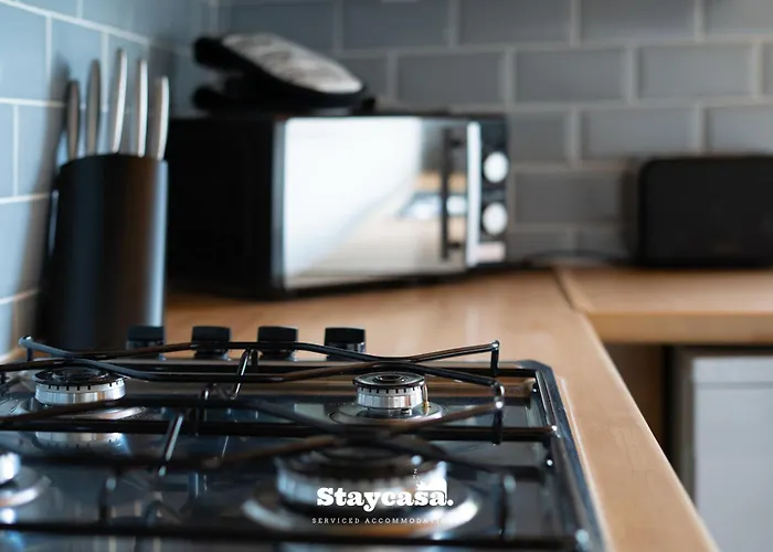 3-bedroom House W Free Parking, Near Man Airport! *