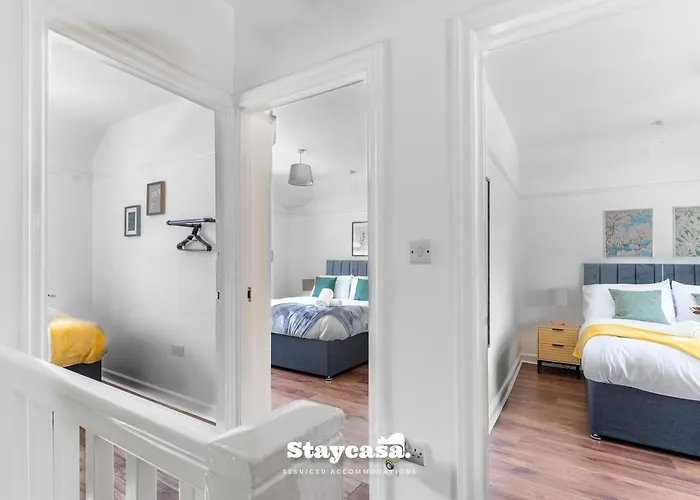 3-bedroom House W Free Parking, Near Man Airport! *