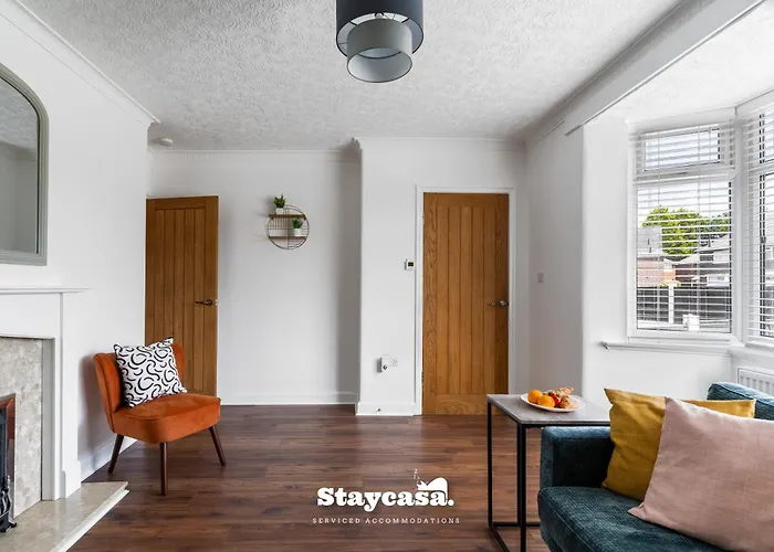 Hébergement de vacances 3-bedroom House W Free Parking, Near Man Airport!