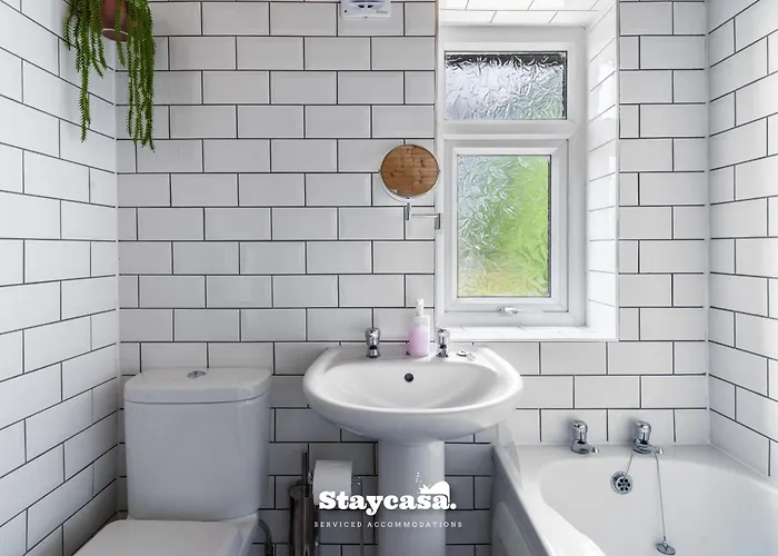 3-bedroom House W Free Parking, Near Man Airport! Hébergement de vacances Manchester