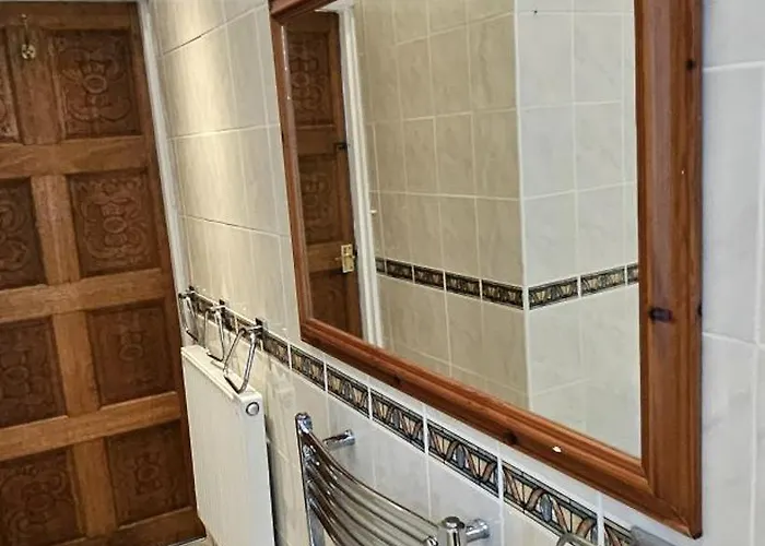 Full With Free Parking In Moss Bank, Crumpsall, Манчестер