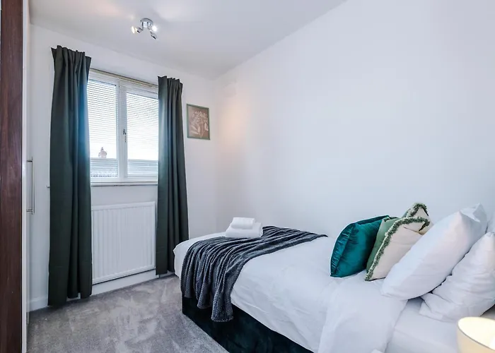 Driveway Stunning 3bedroom In Withington