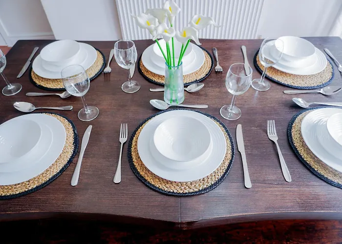 Spacious 3Br Weekend Getaway Home Near Etihad And Coop Live - Free Parking! Manchester