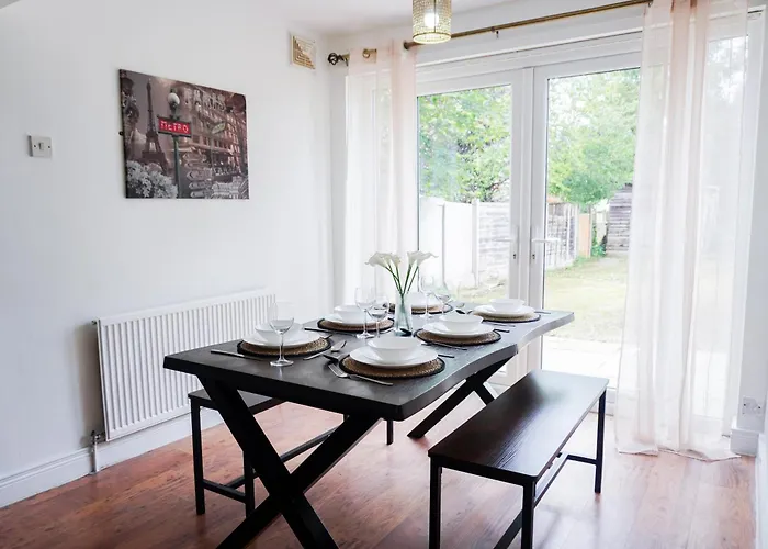 Tatil Evi Spacious 3Br Weekend Getaway Home Near Etihad And Coop Live - Free Parking! Manchester