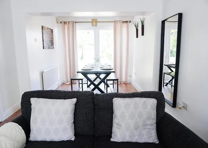 Spacious 3Br Weekend Getaway Home Near Etihad And Coop Live - Free Parking! *