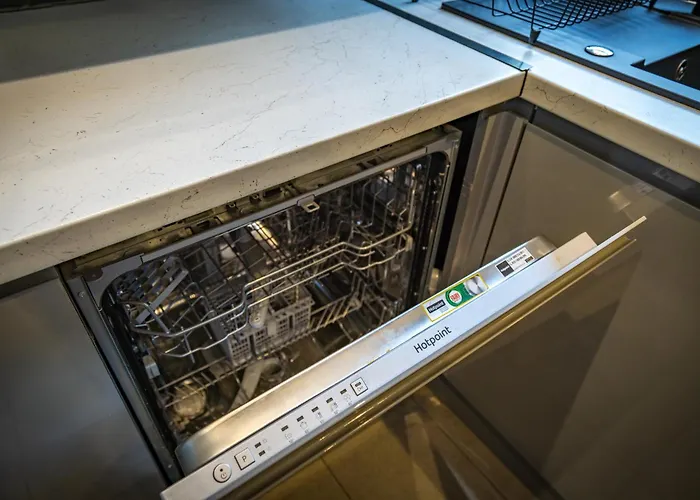 Modern Centre Townhouse Sleeps 10 & Parking