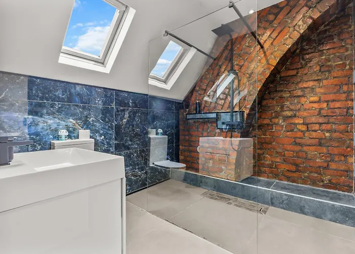 Modern Centre Townhouse Sleeps 10 & Parking