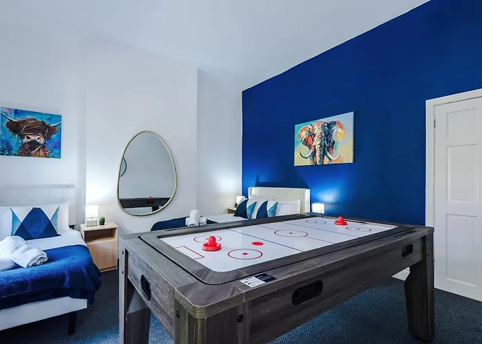 New Large 4 Bedroom House, Sleeps 9, Games Room, Free Parking, Ps4 * Manchester