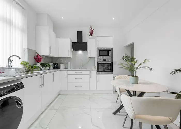 Sluxe 4mins To Etihad Stadium And Coop Live *