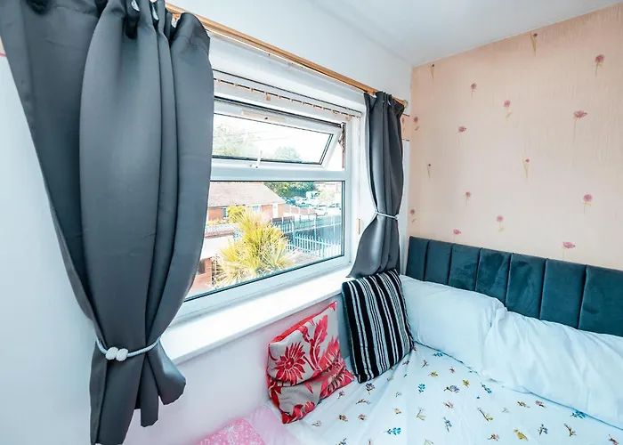 3-bed Retreat - Sleeps 8 Garden & Parking Manchester