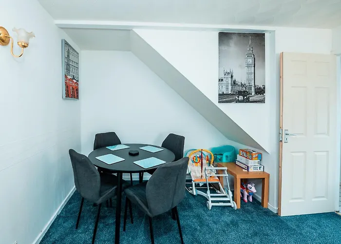 3-bed Retreat - Sleeps 8 Garden & Parking