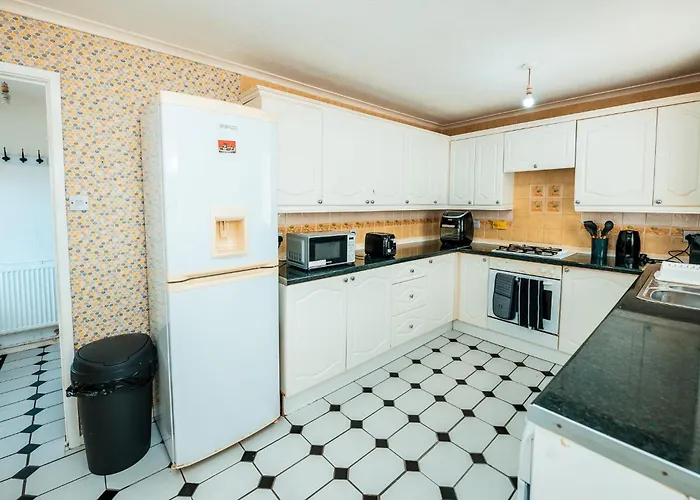 بيت للعطل 3-bed Retreat - Sleeps 8 Garden & Parking