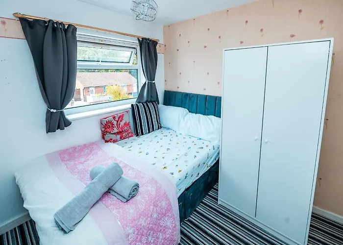 3-bed Retreat - Sleeps 8 Garden & Parking Holiday home