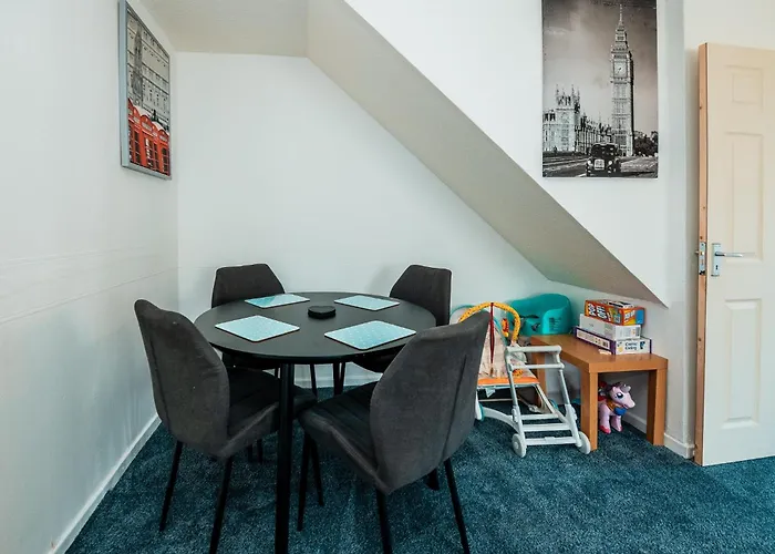 3-bed Retreat - Sleeps 8 Garden & Parking بيت للعطل مانشستر