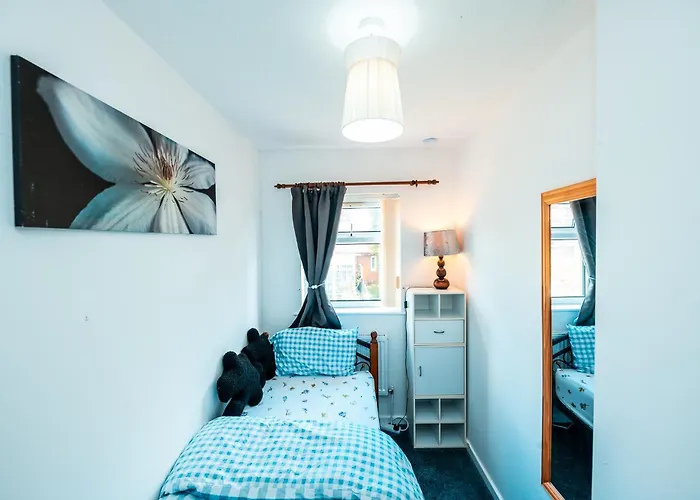 3-bed Retreat - Sleeps 8 Garden & Parking *