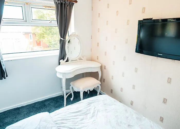 3-bed Retreat - Sleeps 8 Garden & Parking Manchester