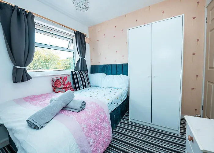 3-bed Retreat - Sleeps 8 Garden & Parking * Manchester